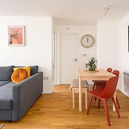 Contemporary City Centre Apartment With Parking Bath Bagian luar foto