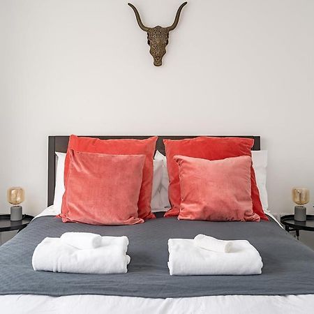 Contemporary City Centre Apartment With Parking Bath Bagian luar foto