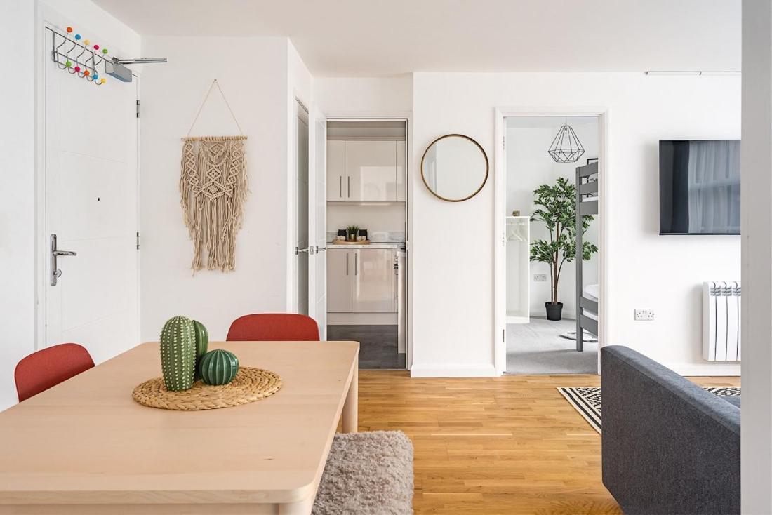 Contemporary City Centre Apartment With Parking Bath Bagian luar foto
