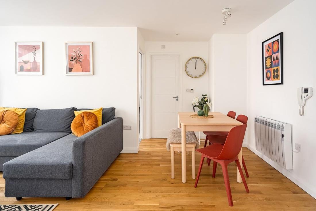 Contemporary City Centre Apartment With Parking Bath Bagian luar foto