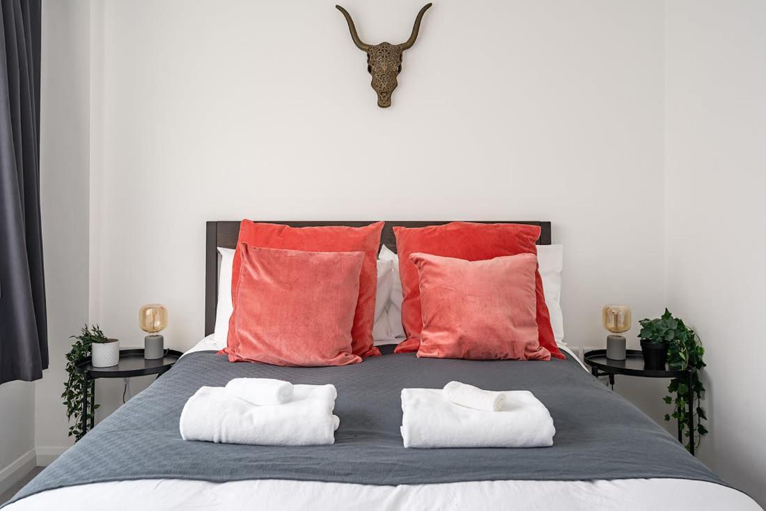 Contemporary City Centre Apartment With Parking Bath Bagian luar foto
