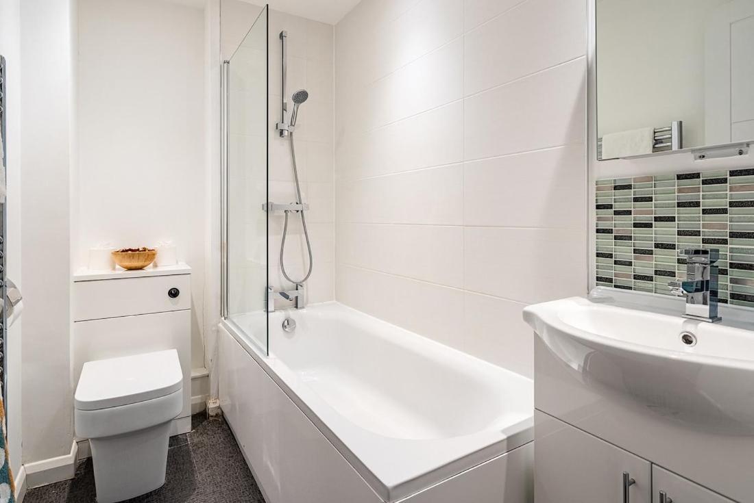 Contemporary City Centre Apartment With Parking Bath Bagian luar foto